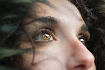 inspirational picture of woman looking into the distance - she won't give up!